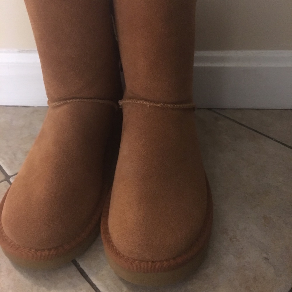 Ugg - Picture 2 of 3